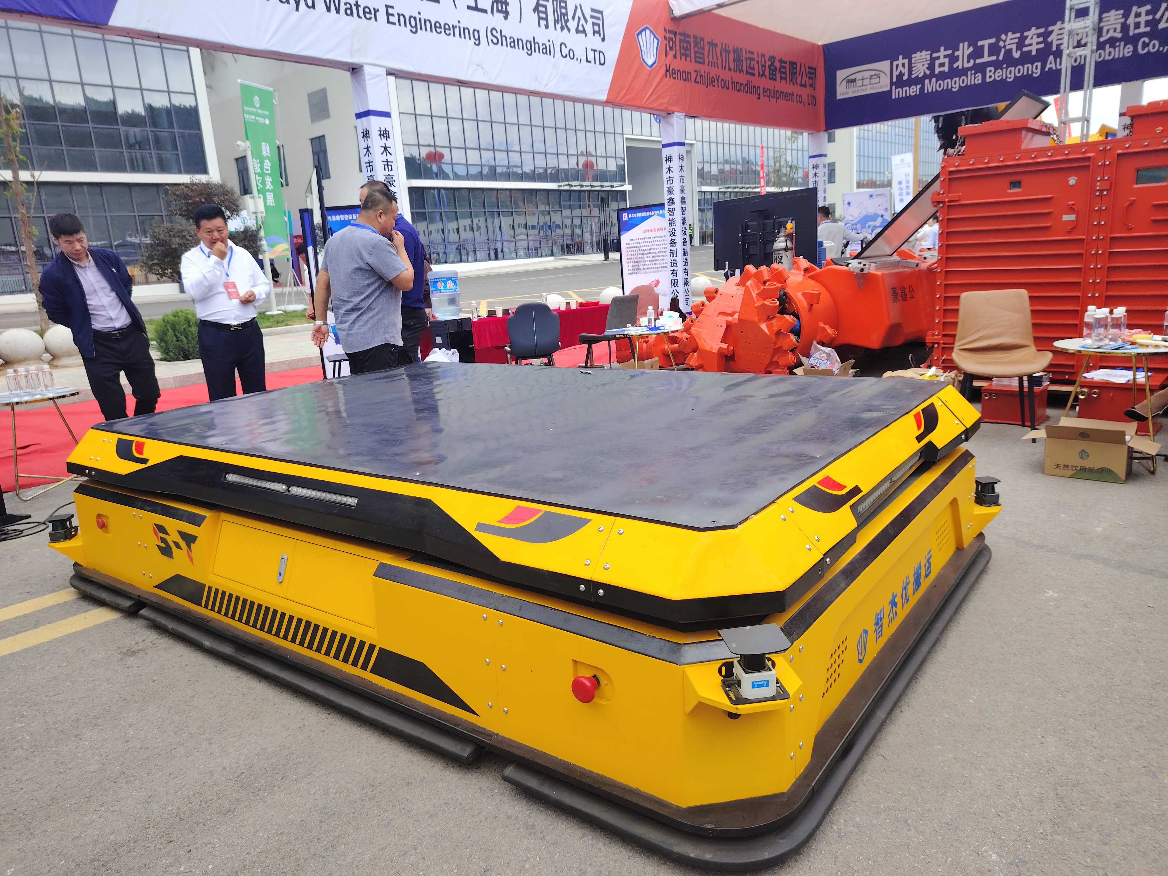 智杰優(yōu)重載AGV亮相大烏國際礦山機電博覽會 市***親臨觀摩