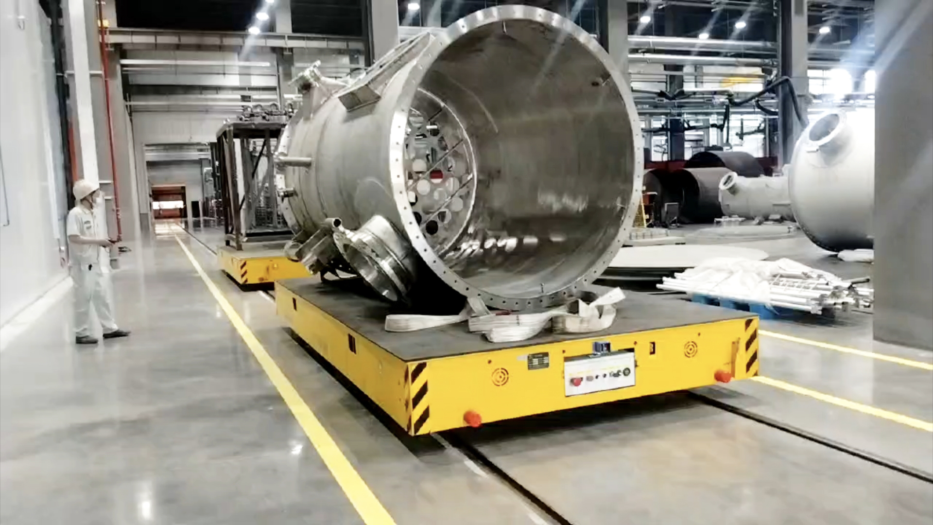 13臺(tái)電動(dòng)平車(chē)集群交付！助力某大型制造企業(yè)新廠房效率躍升！